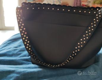 Borsa nera a secchiello con inserti in metallo 