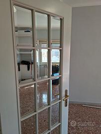 porte battenti a specchio con maniglie in ottone
