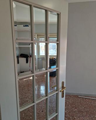 porte battenti a specchio con maniglie in ottone