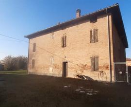 Casale rustico con ampio giardino