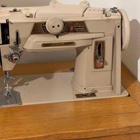 Macchina da cucire Singer vintage con mobile