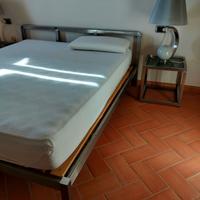 Letto matrimoniale anni '70 in acciaio e comodini 