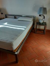 Letto matrimoniale anni '70 in acciaio e comodini 