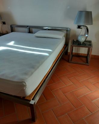 Letto matrimoniale anni '70 in acciaio e comodini 
