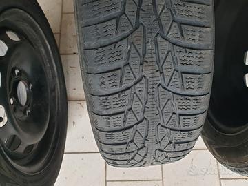 4 gomme invernali 175/65-14 montate sui cerchioni