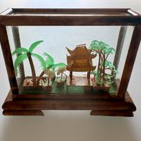 Diorama anni ‘70, in vetro e bambù