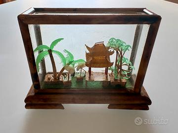 Diorama anni ‘70, in vetro e bambù