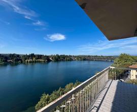 Centro, vista fiume ampio trilocale con balconi