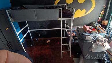 Letto sopra la scrivania