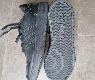 Adidas sneakers nere