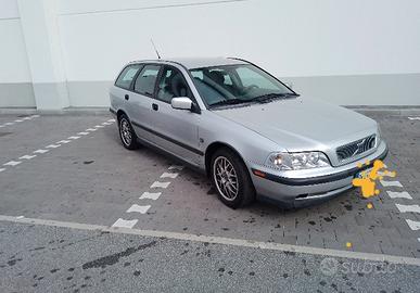 Volvo V40 per ricambi più ruote in lega V20