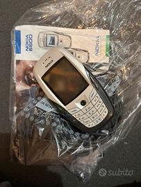 Nokia 6600 vintage con manuale e carica batterie