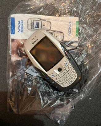Nokia 6600 vintage con manuale e carica batterie