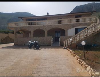 Villetta piano terra con terrazzo e giardino