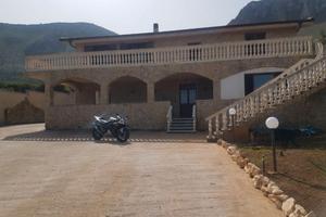 Villetta piano terra con terrazzo e giardino