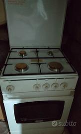 Cucina a gas 4 fuochi più forno De longhi nuova
