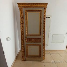 portale dorato con porta antico