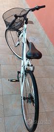 *City bike bianca con cestino e cambio Shima