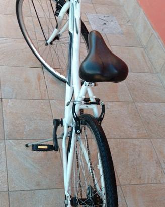 *City bike bianca con cestino e cambio Shima