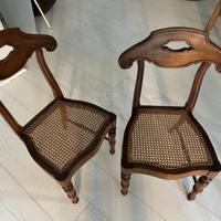 Quattro sedie in noce a volute con seduta