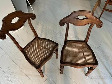 Quattro sedie in noce a volute con seduta