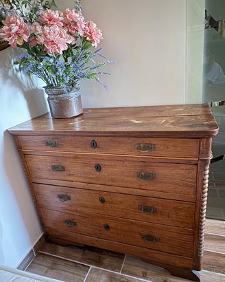 Mobile in legno massello stile rustico