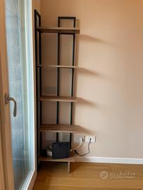 Piccolo scaffale angolare