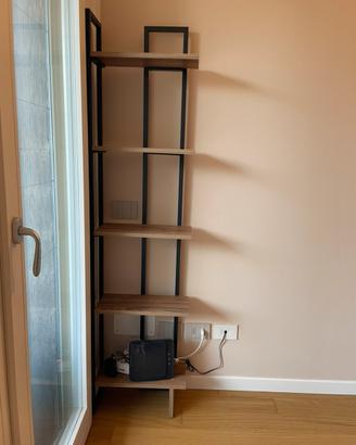 Piccolo scaffale angolare