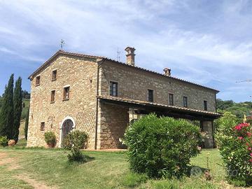 Rustico / Casale di 530 m² con più di 5 locali a C