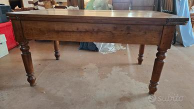 Tavolo di antiquariato