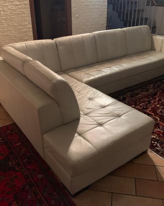 Divano bianco semi pelle