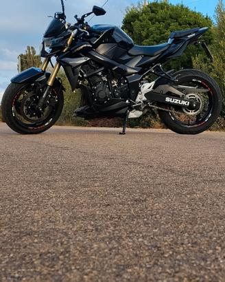 Suzuki GSR 750