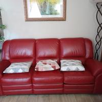 Divano e poltrona rossi