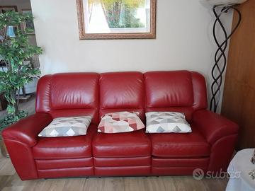 Divano e poltrona rossi