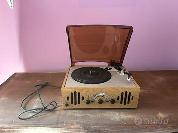 Giradischi retro vintage con radio AM/FM e cassa