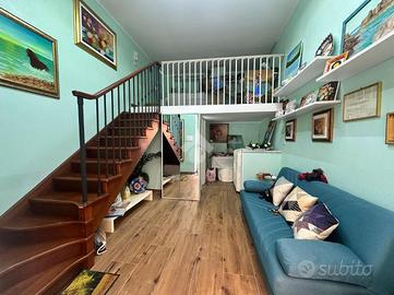 MONOLOCALE A CROTONE