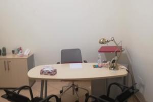 Camera uso studio arredata