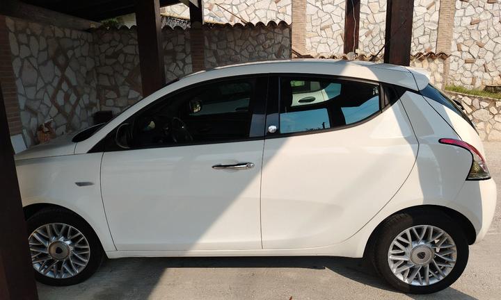 lancia y del 2015 gpl