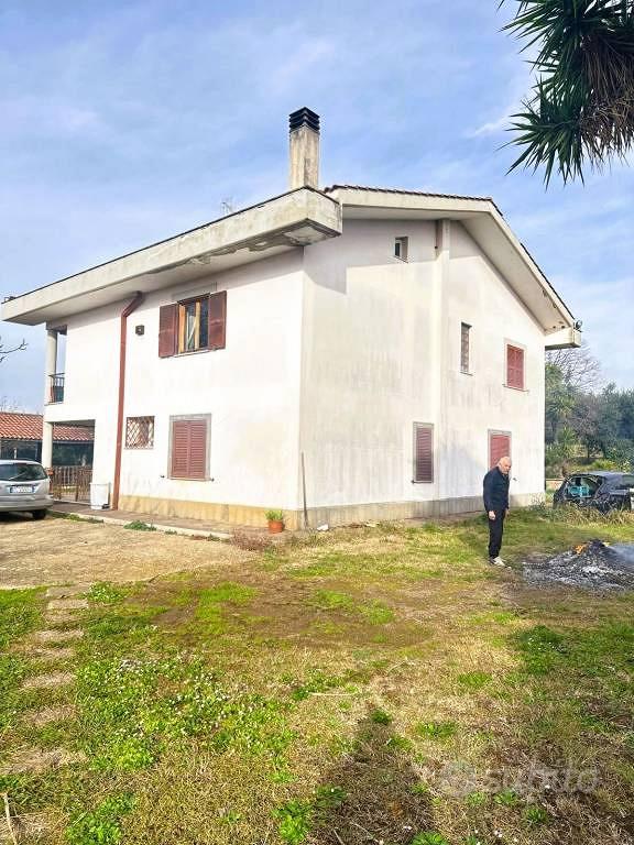 Villa di 350 m² con più di 5 locali a Genzano di R - Vista 2