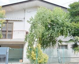 Monfalcone,vicinanze staranzano:casa con giardino