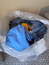 12,5kg di vestiti di marca ( 52 pezzi)