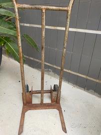 Carrello in ferro vintage robusto da trasporto
