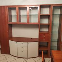 soggiorno in legno con vetrina