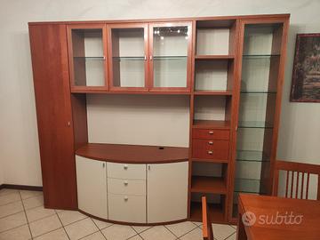 soggiorno in legno con vetrina