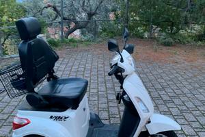 scooter elettrico, senza patente tre ruote
