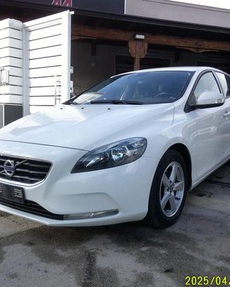 VOLVO V40 D2