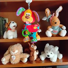 vari pupazzi di peluche di varie misure 