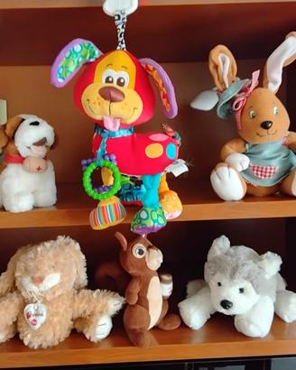 vari pupazzi di peluche di varie misure 