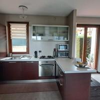 cucina con elettrodomestici 