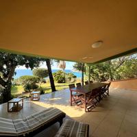 Villa con ampio giardino a pochi passi dal mare